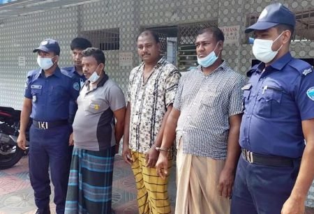 বিজিবি সেজে গরু ডাকাতি, দিনে কসাই হয়ে মাংস বিক্রি!