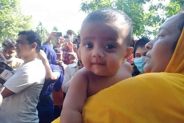 বেঁচে যাওয়া সেই শিশুর দায়িত্ব নিলেন ডিসি