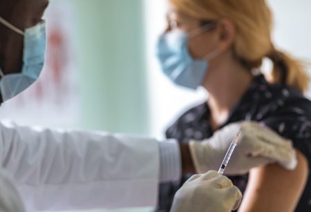 ভ্যাকসিন দিচ্ছে রাশিয়া