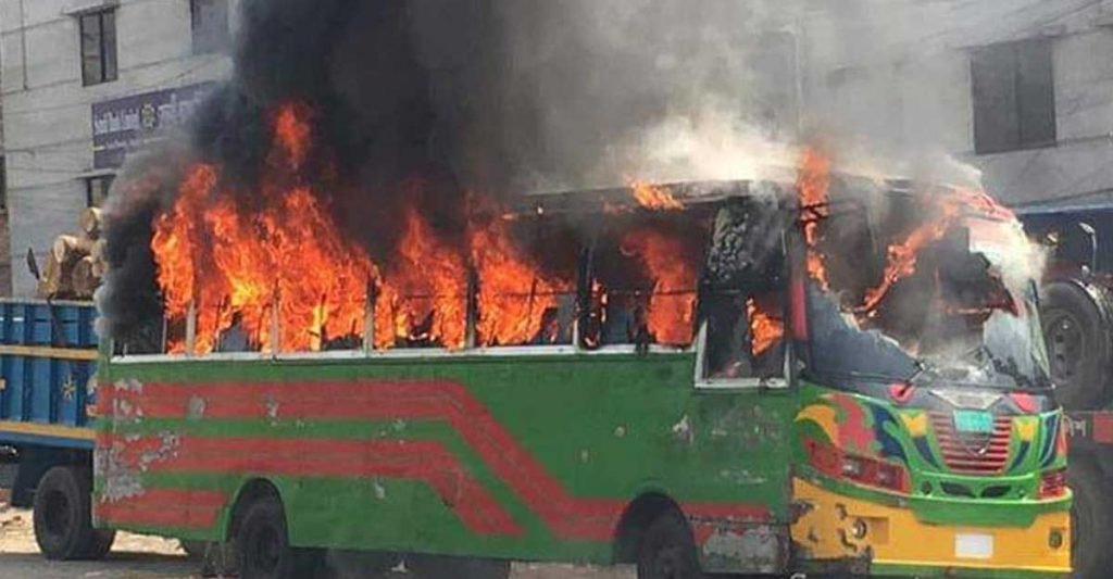 যাত্রাবাড়ীতে বাসে আগুন