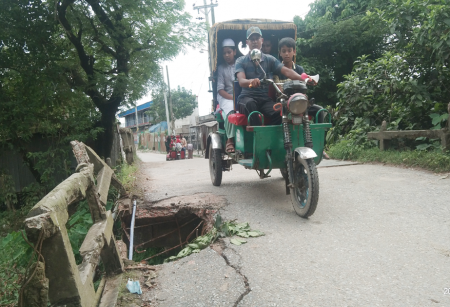 সোনারগাঁ বৈদ্যের বাজার সংলগ্ন ব্রিজটির বেহাল দশা, দেখার কেউ নেই