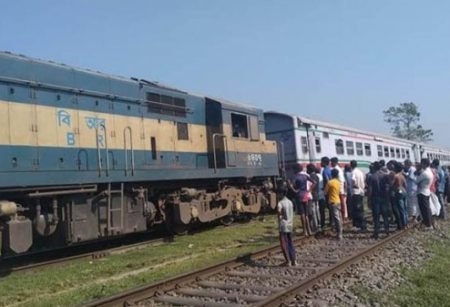 কুমিল্লায় মুখোমুখি দুই ট্রেন, অল্পের জন্য রক্ষা হাজারও যাত্রী