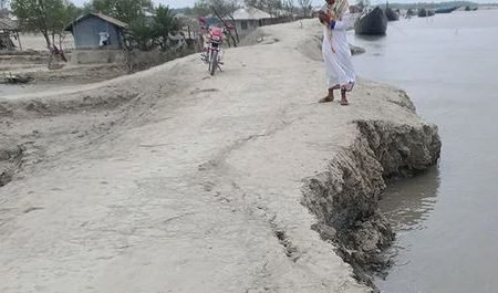 প্রতাপনগরে কপোতাক্ষ নদের বেড়িবাঁধে ভাঙন