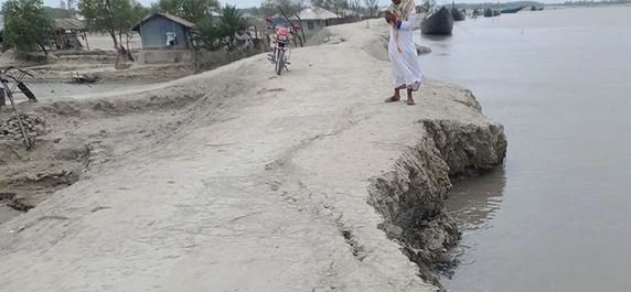 প্রতাপনগরে কপোতাক্ষ নদের বেড়িবাঁধে ভাঙন