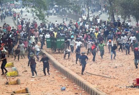 নিউমার্কেটে সংঘর্ষের ঘটনায় জড়িতদের ধরতে চলছে জিজ্ঞাসাবাদ