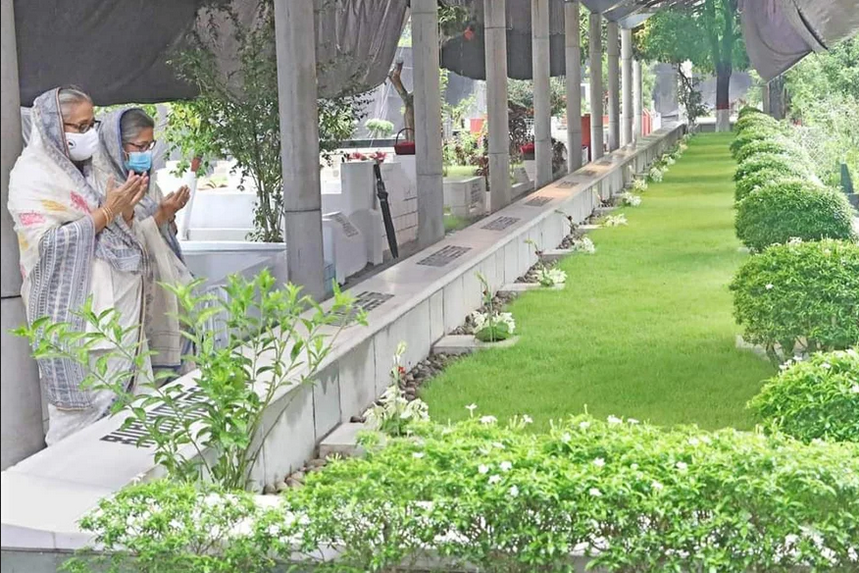 প্রধানমন্ত্রী কবর জিয়ারত করলেন নিহত স্বজনদের