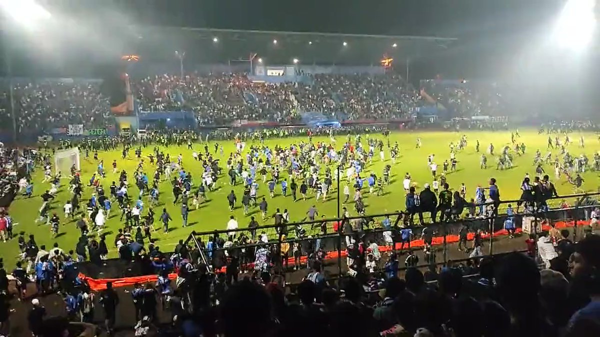 ইন্দোনেশিয়ায় ফুটবল ম্যাচে সংঘর্ষ, নিহত ১২৭