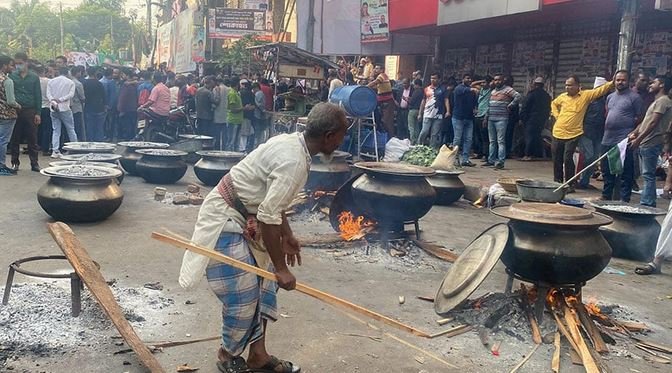 নেতাকর্মীদের জন্য খিচুড়ির ব্যবস্থা যুবলীগের