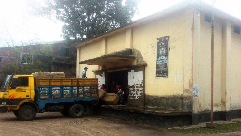 গুদামে ধান-চাল দিতে আগ্রহ নেই কৃষকের
