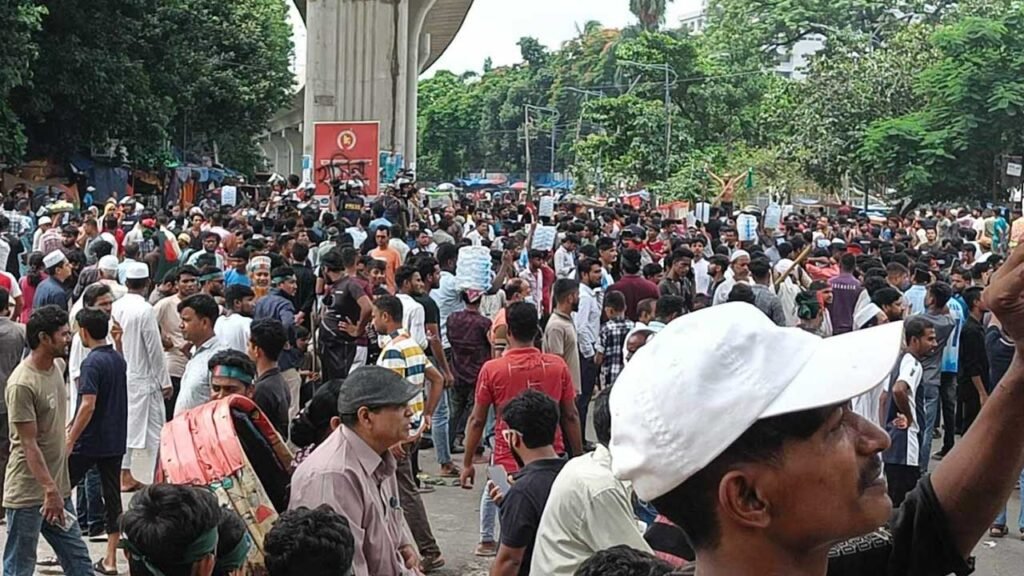 শিক্ষার্থীদের দখলে শাহবাগ