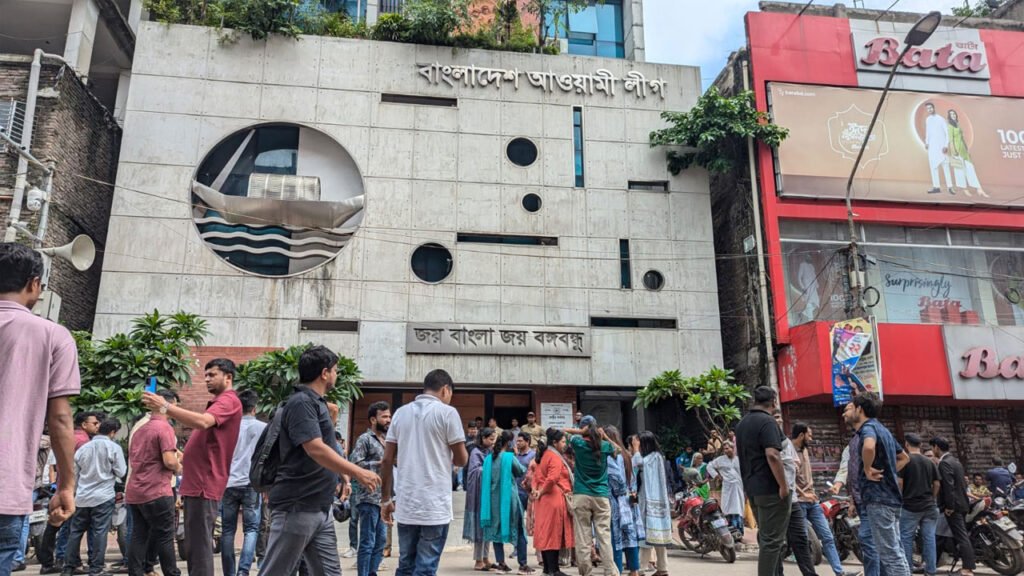 সময়ের সঙ্গে কেন্দ্রীয় কার্যালয়ে বাড়ছে আ.লীগের নেতাকর্মী