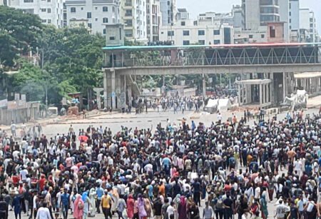 উত্তরায় আ.লীগ-শিক্ষার্থীদের ধাওয়া-পাল্টা ধাওয়া
