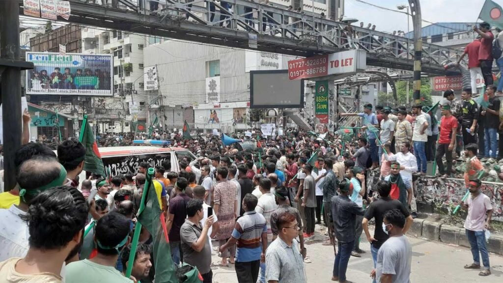 সায়েন্সল্যাবে বাড়ছে আন্দোলনকারীর সংখ্যা, কোথাও নেই পুলিশ