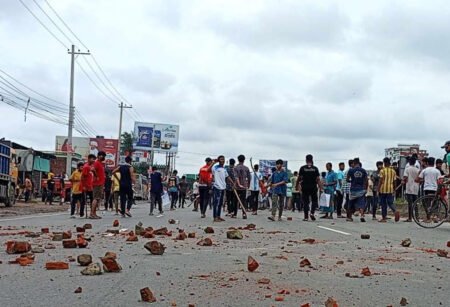 কুমিল্লায় মহাসড়কে শিক্ষার্থীরা, ইউএনও’র গাড়ি ভাঙচুর