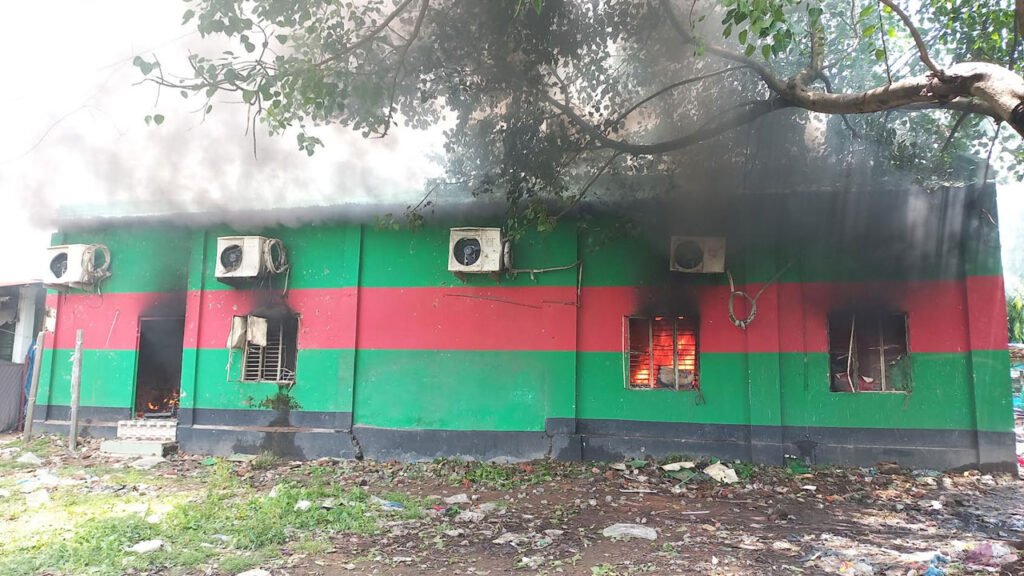 জয়পুরহাটে আওয়ামী লীগ-ছাত্রলীগ কার্যালয়ে আগুন