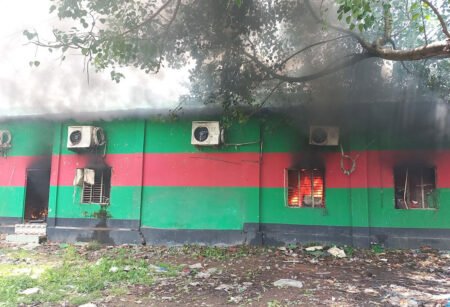 জয়পুরহাটে আওয়ামী লীগ-ছাত্রলীগ কার্যালয়ে আগুন