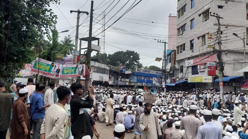 চট্টগ্রাম-কক্সবাজার মহাসড়কে মাদরাসা শিক্ষার্থীদের অবস্থান
