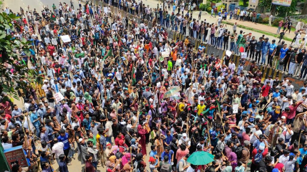 এক দফা দাবিতে জাবি শিক্ষার্থীদের ঢাকা-আরিচা মহাসড়কে অবস্থান
