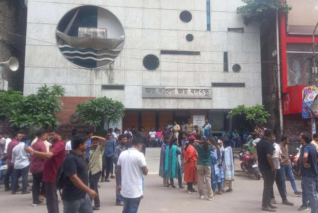 আওয়ামী লীগের কেন্দ্রীয় কার্যালয়ে হামলার চেষ্টা
