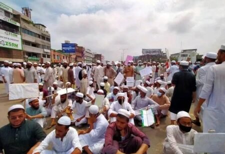 পোস্তগোলায় মাদরাসা শিক্ষার্থীদের সড়ক অবরোধ